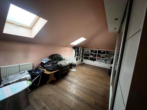 комерційна за адресою Братів Дужих вул. (Володимира Комарова), 35а