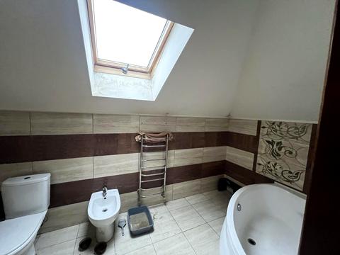 комерційна за адресою Братів Дужих вул. (Володимира Комарова), 35а