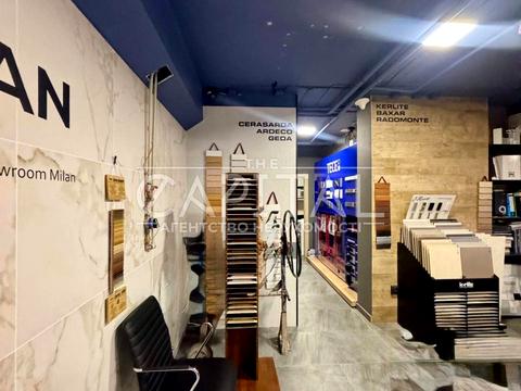 комерційна за адресою Дніпровська набережна вул., 18-Б