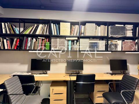 комерційна за адресою Дніпровська набережна вул., 18-Б