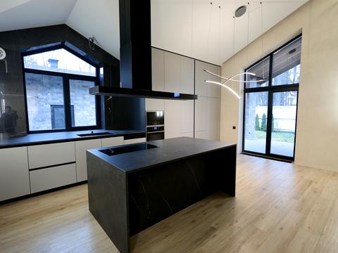 дом по адресу Евгения Коновальца ул.