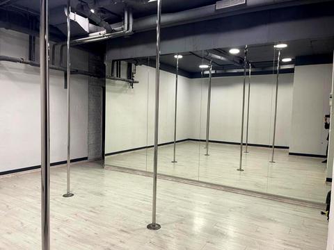 комерційна за адресою Анни Ахматової вул., 30