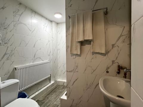 коммерческая по адресу с. Олиевка, 140км траси Київ-Чоп, 1