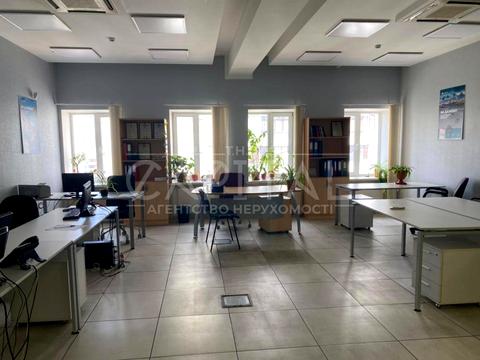 комерційна за адресою Лариси Руденко вул., 6