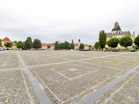 комерційна за адресою Жовква, Вічева пл., 2