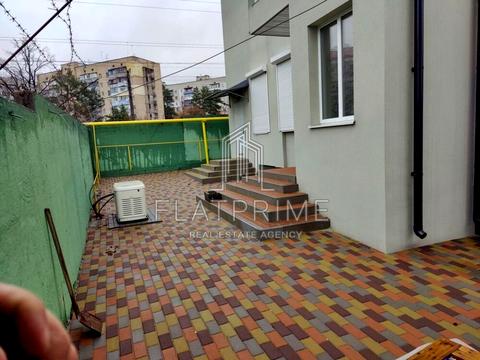 комерційна за адресою Робітнича вул., 1