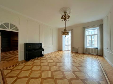 комерційна за адресою Жилянська вул., 7