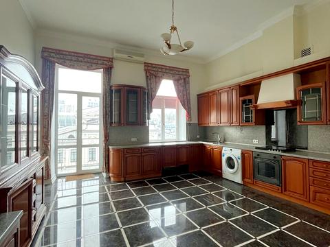 комерційна за адресою Жилянська вул., 7