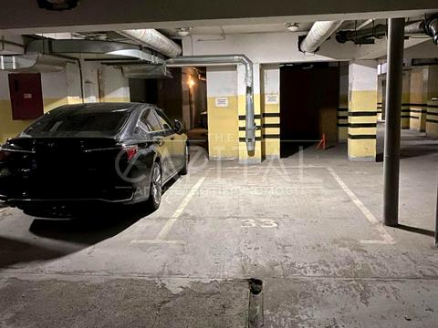 паркомісце за адресою Євгена Коновальця вул. (Щорса), 32-Б