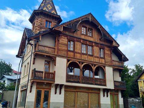 комерційна за адресою Лесі Українки вул., 21