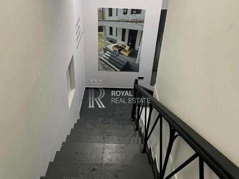 комерційна за адресою Дніпровська набережна вул., 7