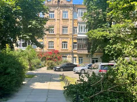 комерційна за адресою Шовковична вул., 18-Б