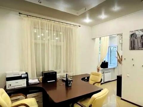 комерційна за адресою Шовковична вул., 18-Б