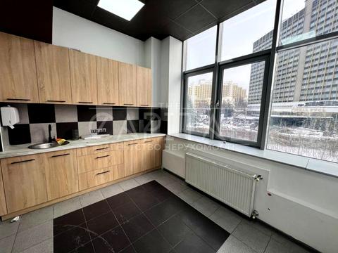 комерційна за адресою Київ, Спортивна пл., 10