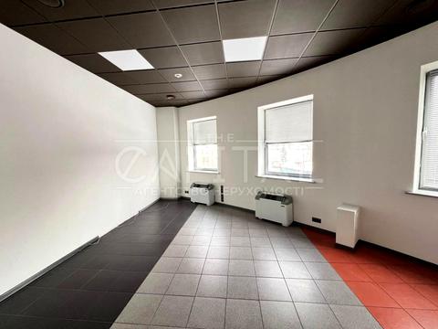 комерційна за адресою Київ, Спортивна пл., 10