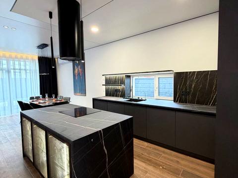 будинок за адресою Місячна вул.