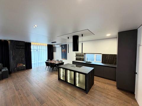 будинок за адресою Місячна вул.