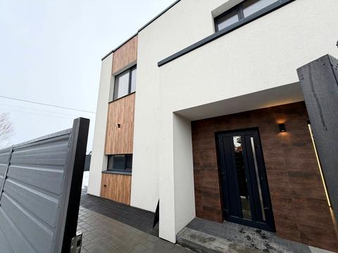 будинок за адресою Місячна вул.