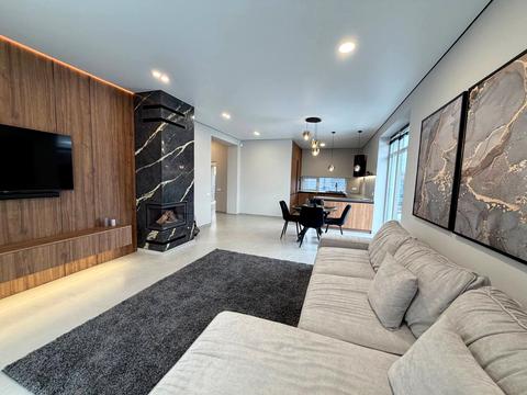 будинок за адресою Місячна вул.