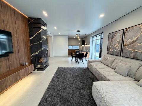 будинок за адресою Місячна вул.