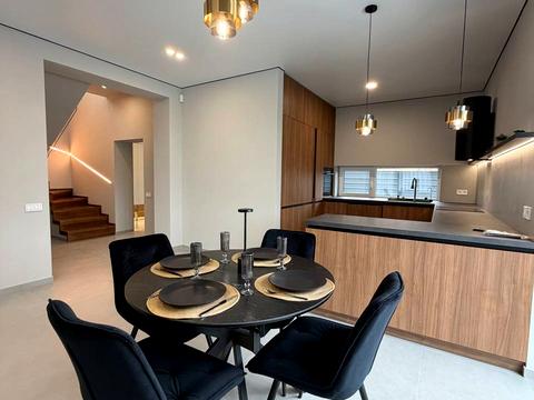 будинок за адресою Місячна вул.