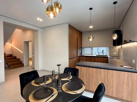 будинок за адресою Місячна вул.