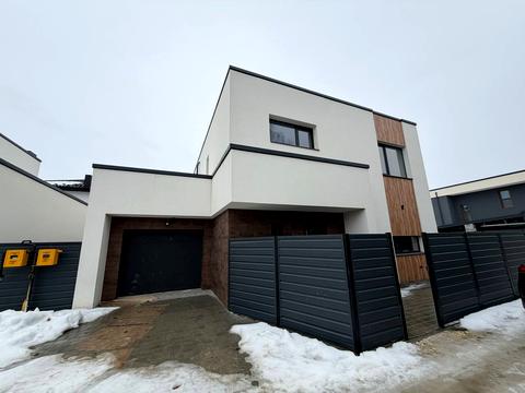 будинок за адресою Місячна вул.