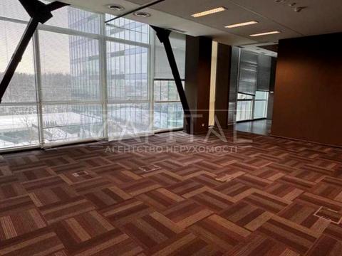 комерційна за адресою Солом'янська вул., 11