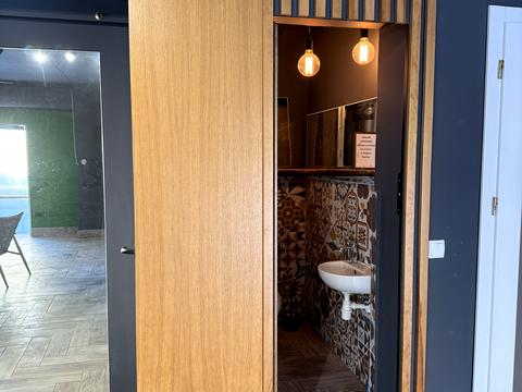 комерційна за адресою Замковецька вул., 106-Б