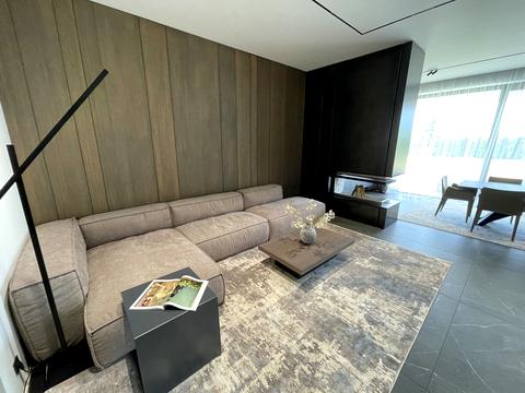 будинок за адресою Лютнева