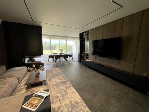 будинок за адресою Лютнева