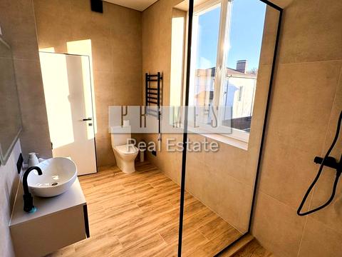 будинок за адресою Євгена Плужника вул.