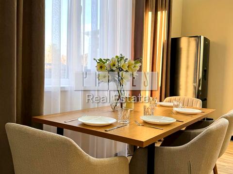 будинок за адресою Євгена Плужника вул.