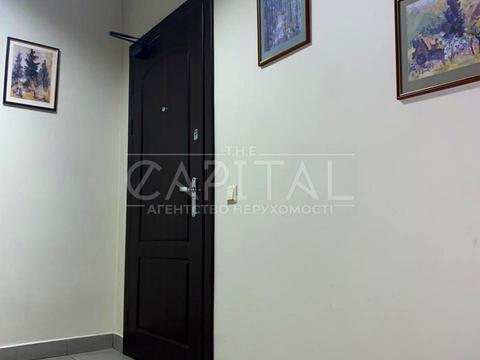 комерційна за адресою Дніпровська набережна вул., 25