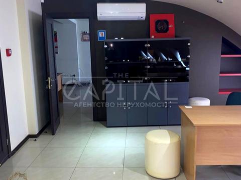 комерційна за адресою Дніпровська набережна вул., 25