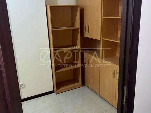 комерційна за адресою Дніпровська набережна вул., 25