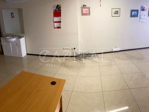 комерційна за адресою Дніпровська набережна вул., 25