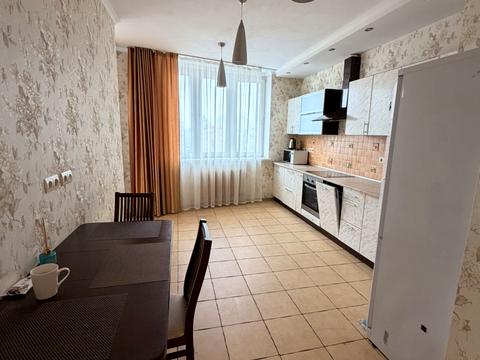 квартира за адресою Анни Ахматової вул., 30