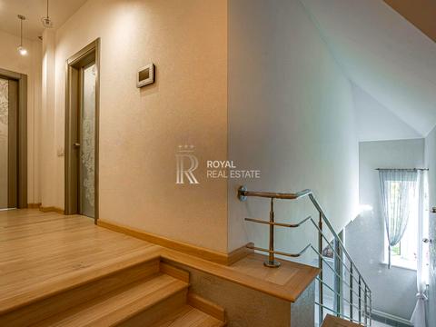 будинок за адресою с. Вишеньки, Садова вул.