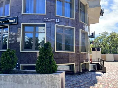 комерційна за адресою Літературна вул., 8