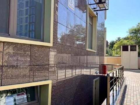 комерційна за адресою Літературна вул., 8