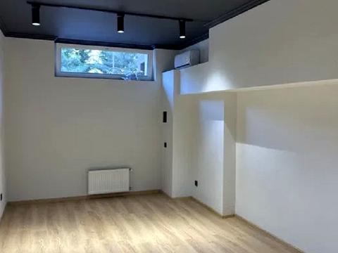 комерційна за адресою Літературна вул., 8