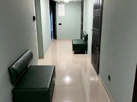 комерційна за адресою Літературна вул., 8