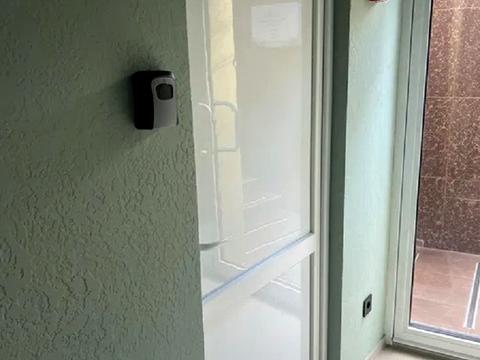 комерційна за адресою Літературна вул., 8