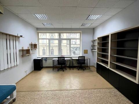 комерційна за адресою Дмитра Яворницького просп. (Карла Маркса), 49