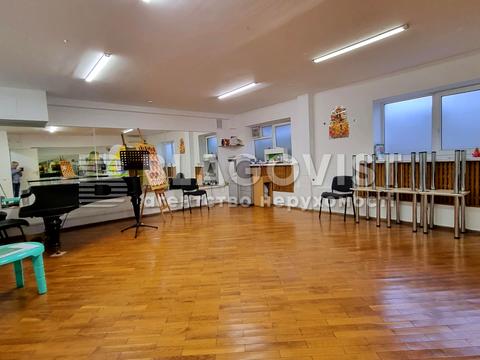 комерційна за адресою Черчиля Вінстона, 18б