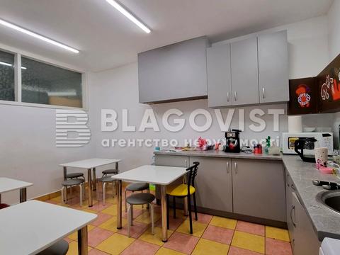 коммерческая по адресу Черчиля Вінстона, 18б