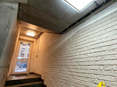 комерційна за адресою Західна вул., 10