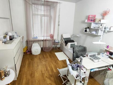 комерційна за адресою Королеви Єлизавети ІІ вул. (Глинки), 18