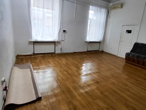 комерційна за адресою Королеви Єлизавети ІІ вул. (Глинки), 18